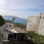 Me Oborr, Me Pamje Deti Appartamento